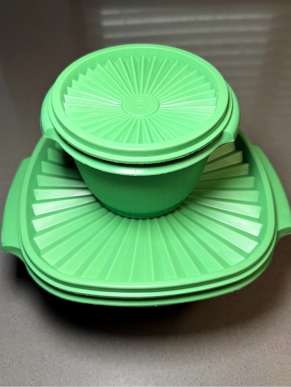 Vintage Tupperware Green Servalier Bowls w Sunburst Lids 8 Cup 2.5 Cup Set